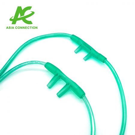 O design sobre a orelha do cateter nasal de oxigênio pode manter as pontas nasais posicionadas e permitir que os pacientes usem facilmente.